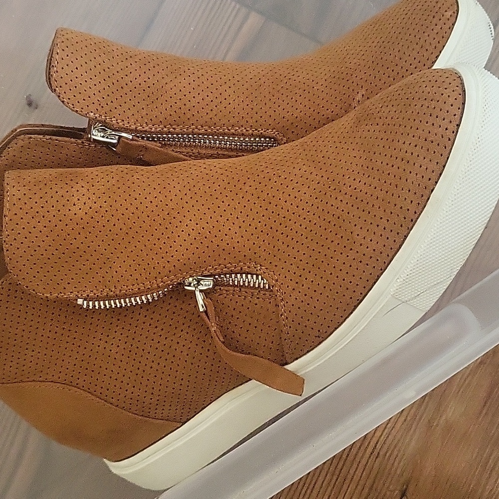Tan comfy shoes 8.5
